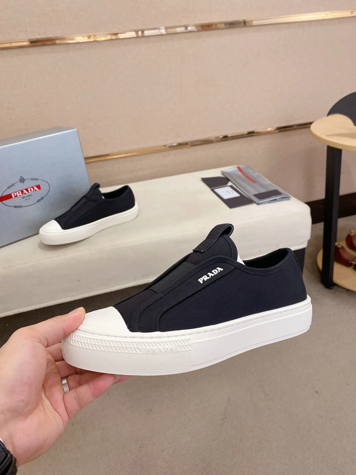 Factory price 580💰 ✔️✔️✔️High version High-quality new PRADA counters are on the market at the same time. The new men's shoes and 😘fabrics are selected from first-layer cowhide and are made by pure handicrafts. Lining: Full cowhide lining. 👍🏿 High-end ☄️ air-cushion molded anti-slip rubber outsole, exquisite lines, simple and elegant, comfortable and high-end for leisure travel. Code number: 38 to 44 (45 can be customized)